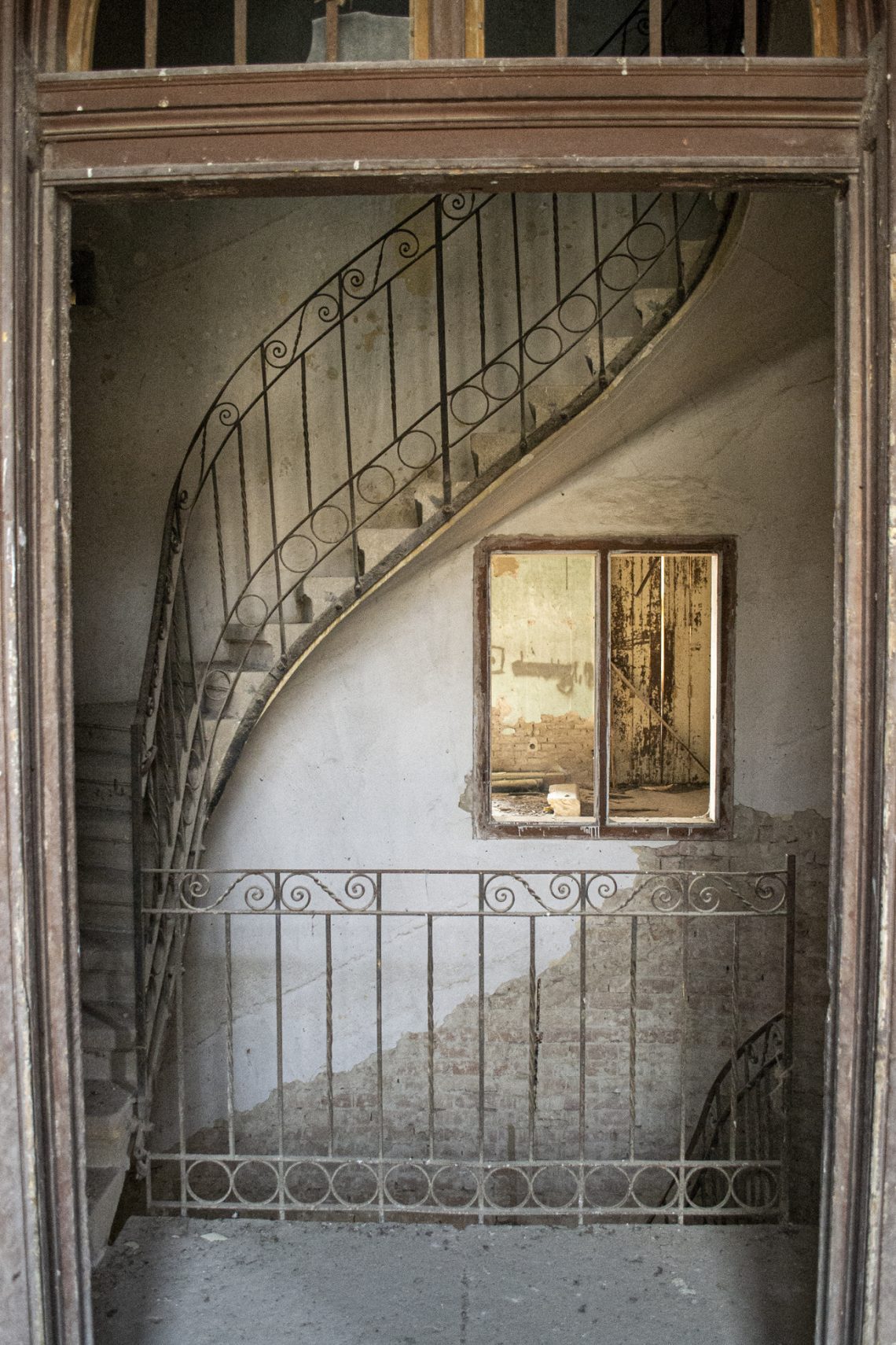 hungary urbex kégll palace stairs